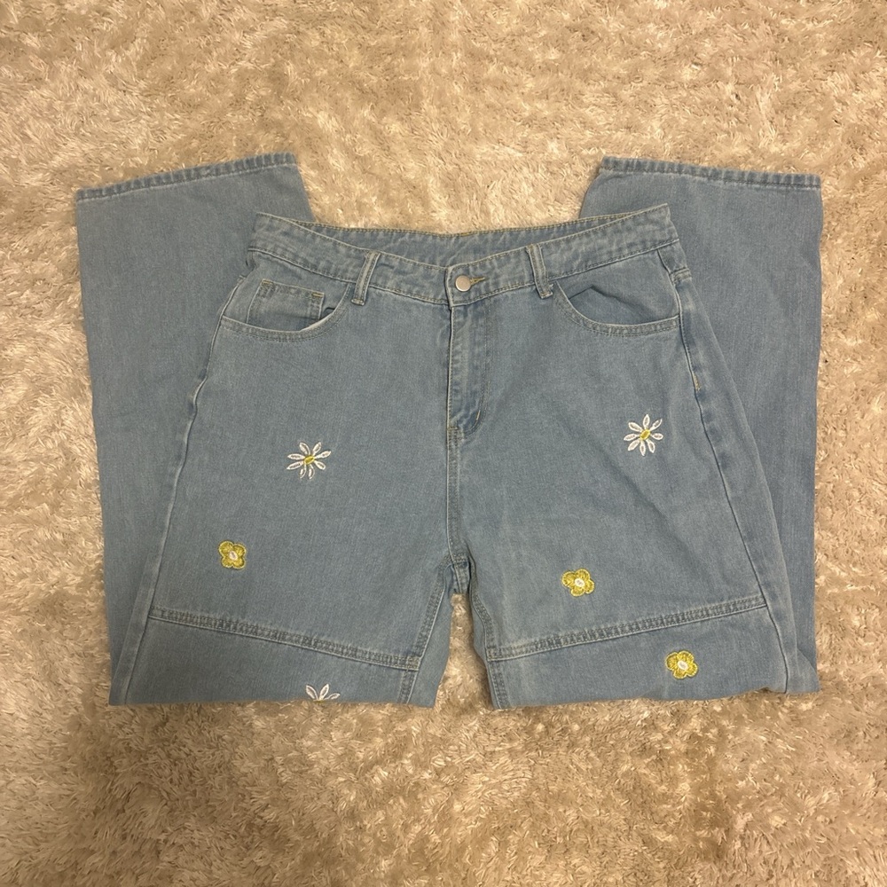 Cute daisy jeans never worn